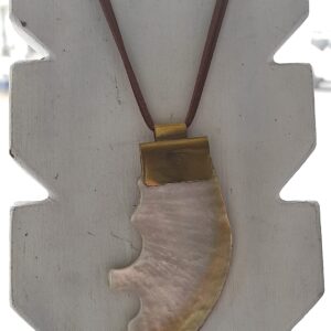 Colgante de  Nacar y Correa en Tiento