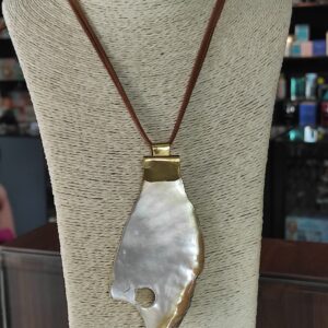 Colgante de Nacar y Correa en Tiento
